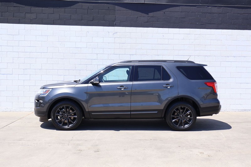Ford Explorer Vehicle Full-screen Gallery Image 09