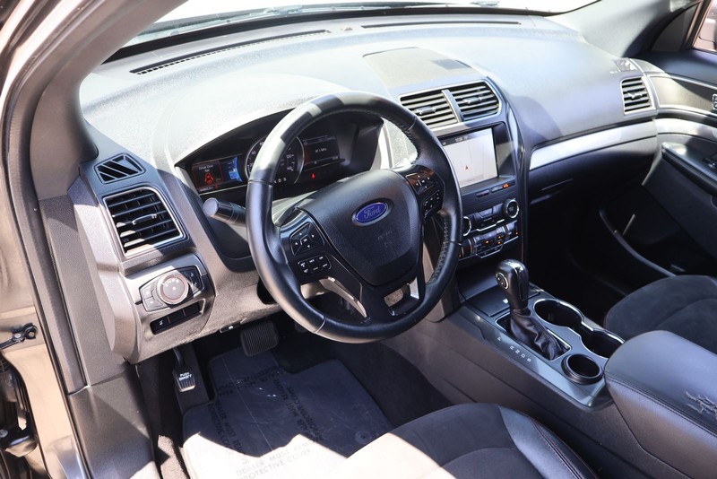 Ford Explorer Vehicle Full-screen Gallery Image 13