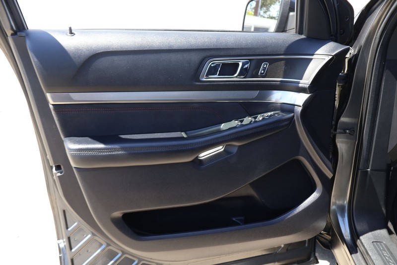 Ford Explorer Vehicle Full-screen Gallery Image 14
