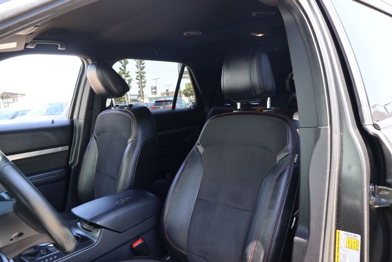 Ford Explorer Vehicle Full-screen Gallery Image 15