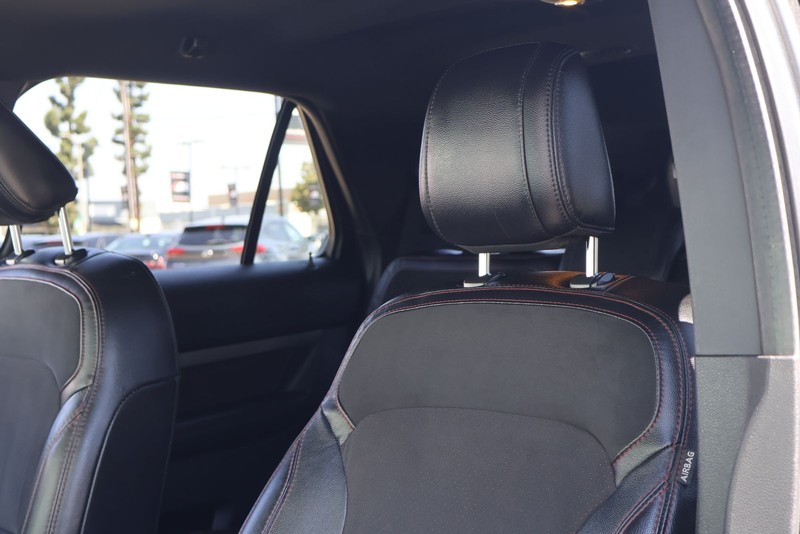 Ford Explorer Vehicle Full-screen Gallery Image 16