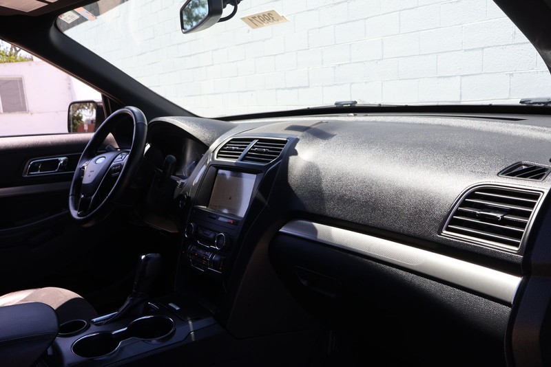 Ford Explorer Vehicle Full-screen Gallery Image 17