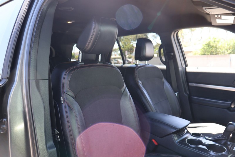 Ford Explorer Vehicle Full-screen Gallery Image 18