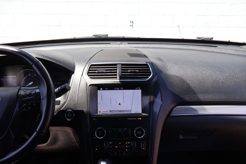 Ford Explorer Vehicle Full-screen Gallery Image 21