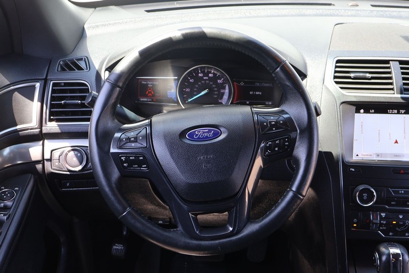 Ford Explorer Vehicle Full-screen Gallery Image 23