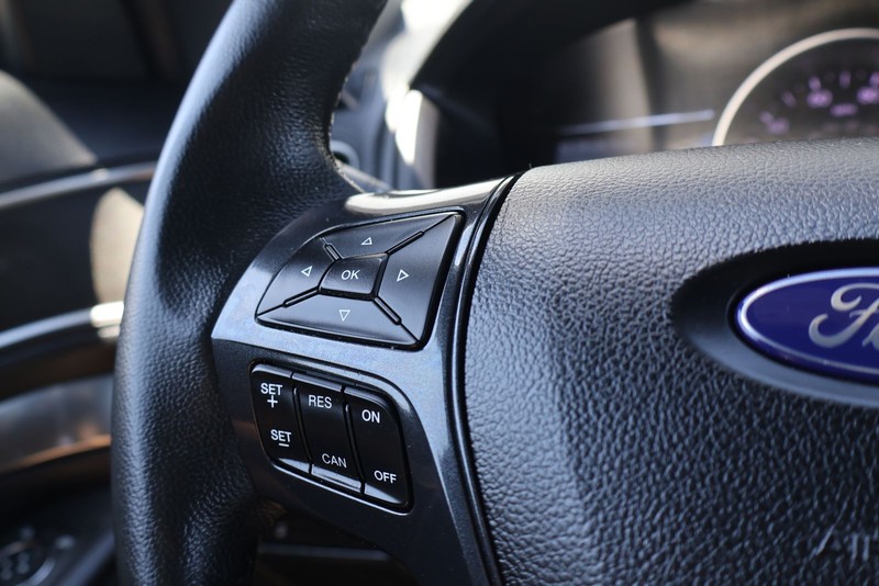 Ford Explorer Vehicle Full-screen Gallery Image 24