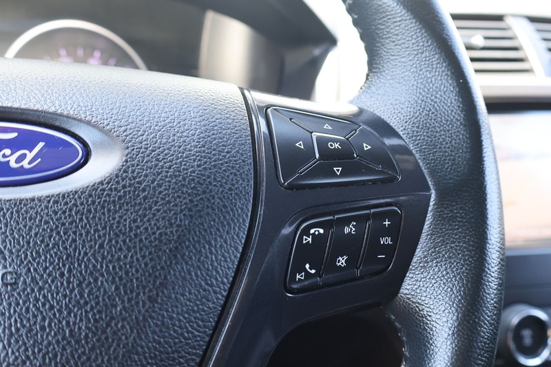 Ford Explorer Vehicle Full-screen Gallery Image 25