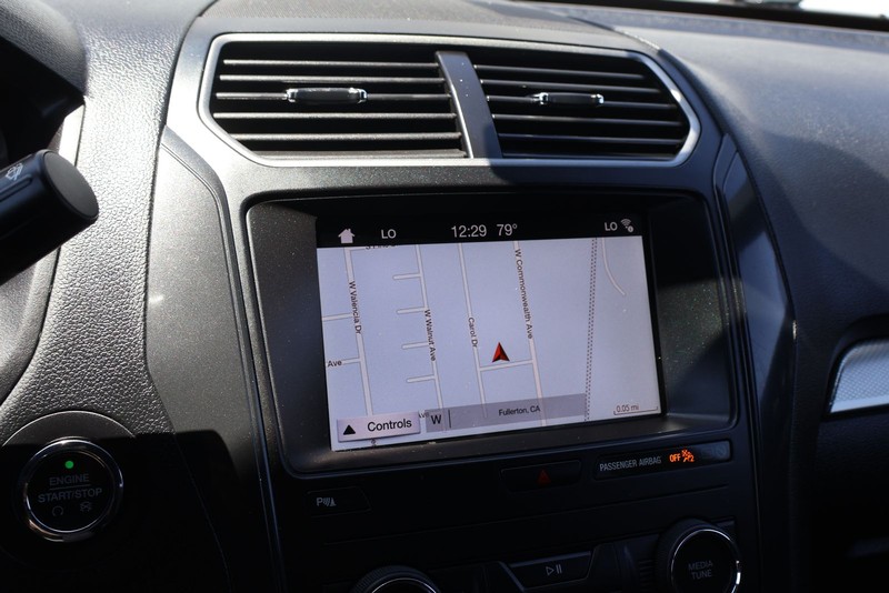 Ford Explorer Vehicle Full-screen Gallery Image 26