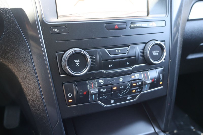 Ford Explorer Vehicle Full-screen Gallery Image 28
