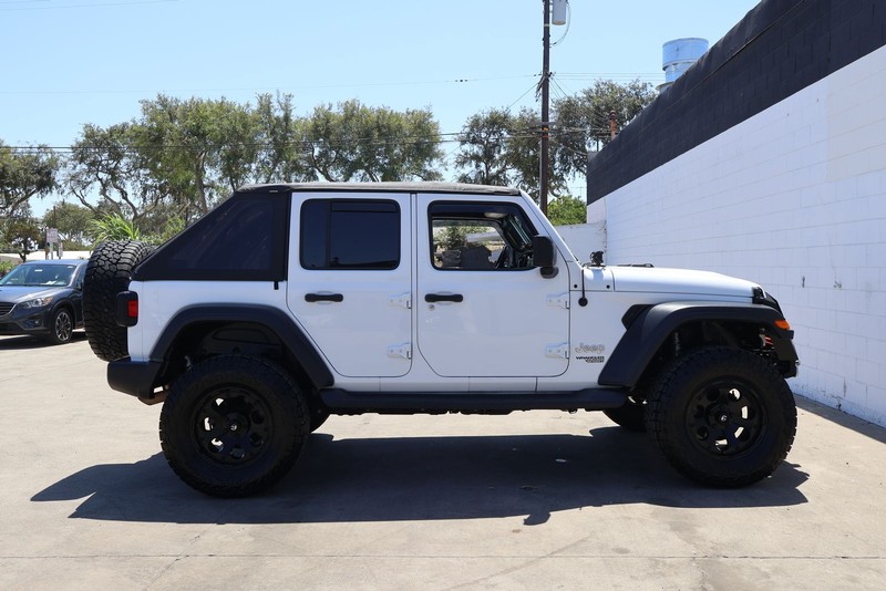 Jeep Wrangler Unlimited Vehicle Full-screen Gallery Image 04