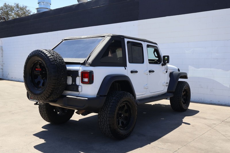 Jeep Wrangler Unlimited Vehicle Full-screen Gallery Image 05
