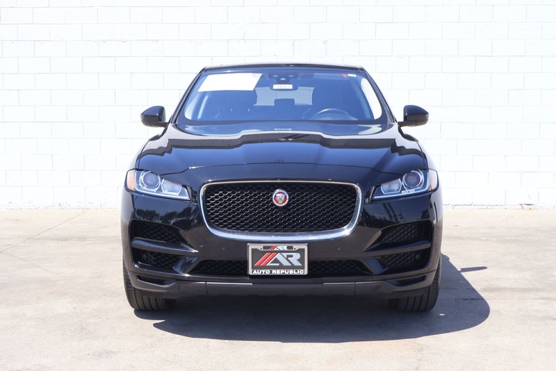 Jaguar F-PACE Vehicle Full-screen Gallery Image 02