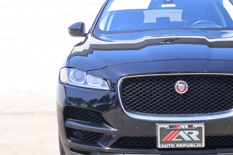 Jaguar F-PACE Vehicle Full-screen Gallery Image 03