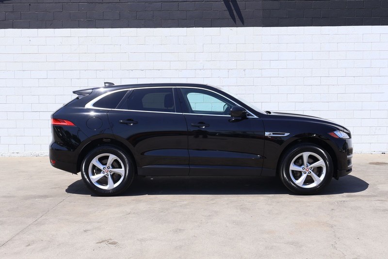 Jaguar F-PACE Vehicle Full-screen Gallery Image 04