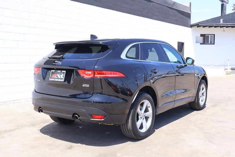 Jaguar F-PACE Vehicle Full-screen Gallery Image 05