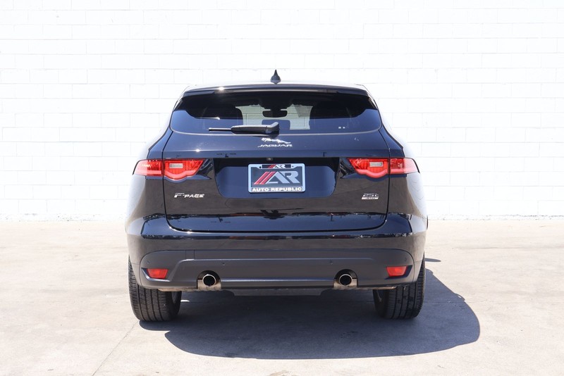 Jaguar F-PACE Vehicle Full-screen Gallery Image 06