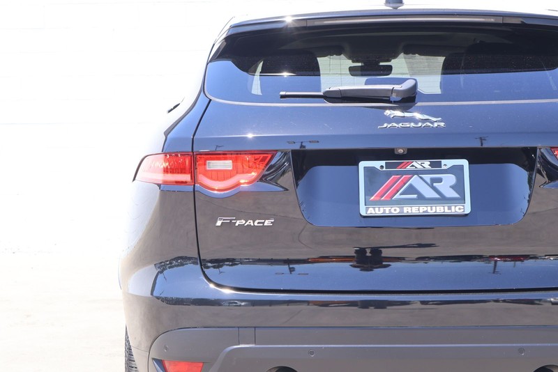 Jaguar F-PACE Vehicle Full-screen Gallery Image 07