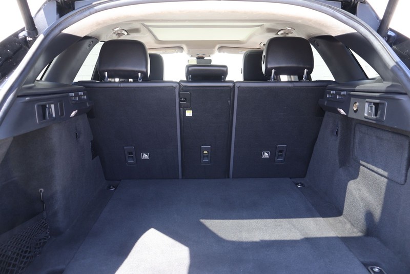 Jaguar F-PACE Vehicle Full-screen Gallery Image 08