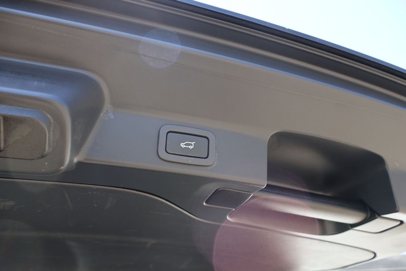 Jaguar F-PACE Vehicle Full-screen Gallery Image 09