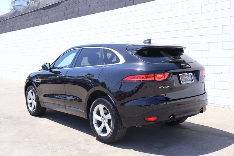 Jaguar F-PACE Vehicle Full-screen Gallery Image 10