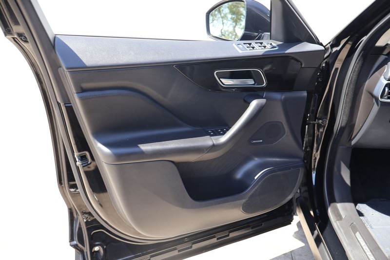 Jaguar F-PACE Vehicle Full-screen Gallery Image 15