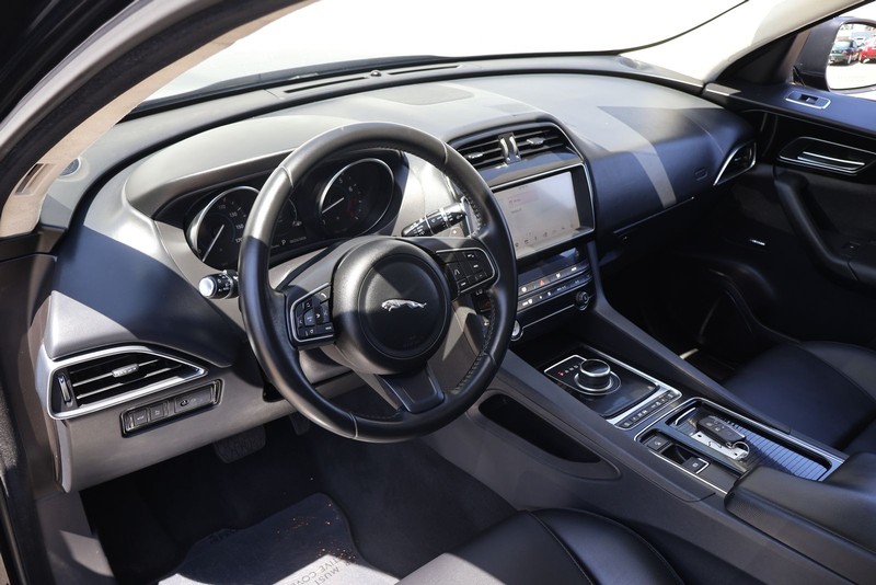 Jaguar F-PACE Vehicle Full-screen Gallery Image 16