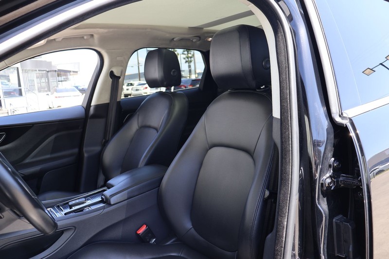 Jaguar F-PACE Vehicle Full-screen Gallery Image 17