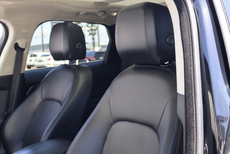 Jaguar F-PACE Vehicle Full-screen Gallery Image 18
