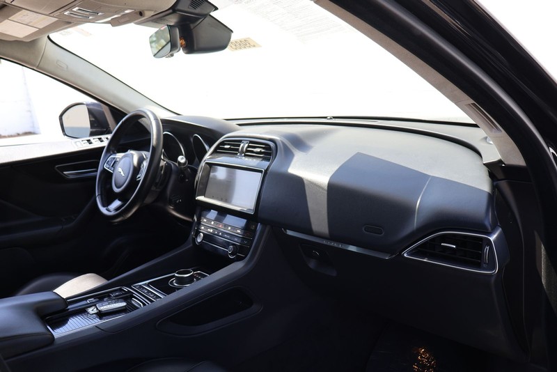 Jaguar F-PACE Vehicle Full-screen Gallery Image 19