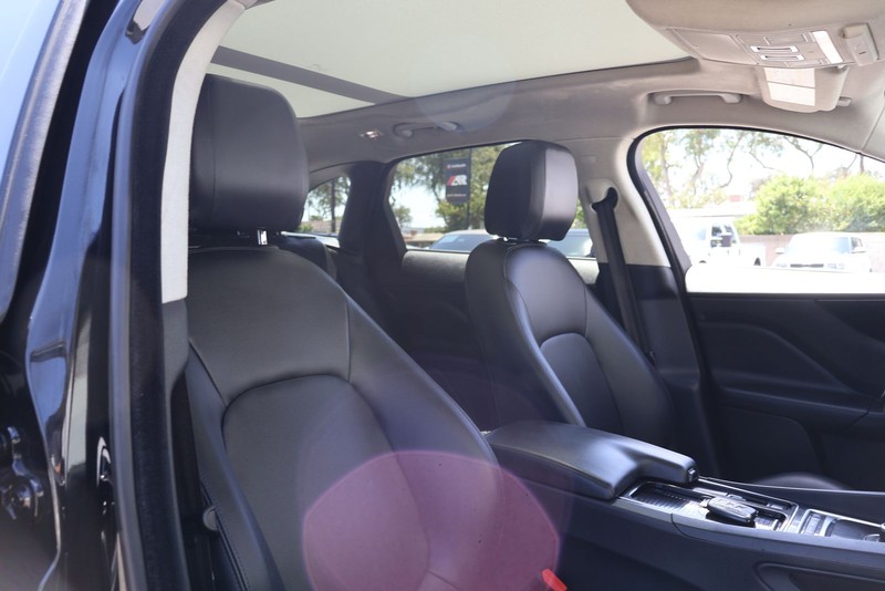 Jaguar F-PACE Vehicle Full-screen Gallery Image 20