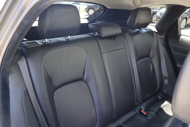 Jaguar F-PACE Vehicle Full-screen Gallery Image 21