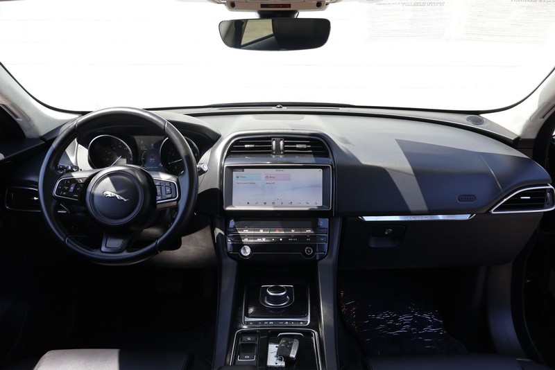 Jaguar F-PACE Vehicle Full-screen Gallery Image 22