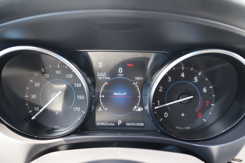 Jaguar F-PACE Vehicle Full-screen Gallery Image 23