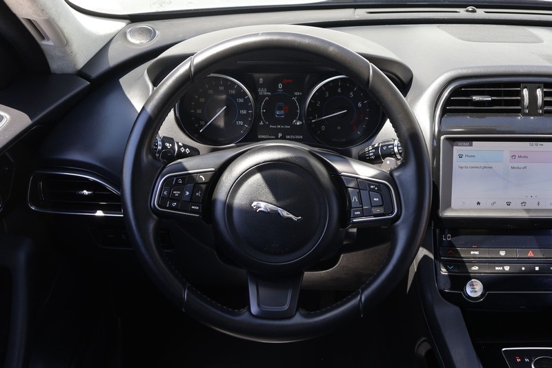 Jaguar F-PACE Vehicle Full-screen Gallery Image 24