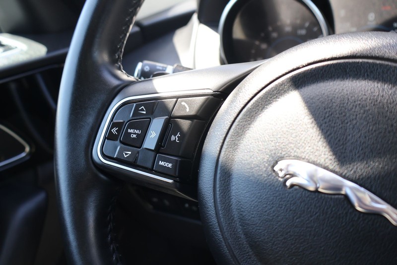 Jaguar F-PACE Vehicle Full-screen Gallery Image 25