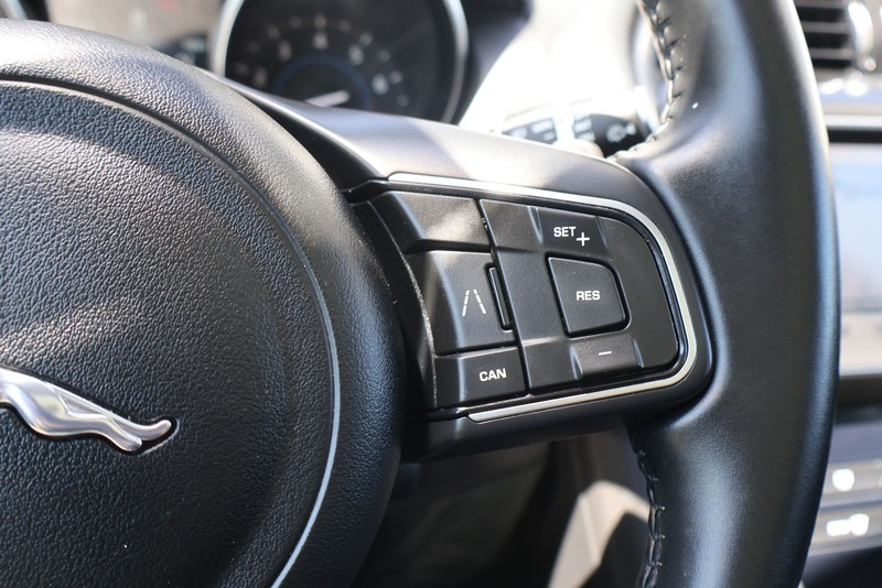 Jaguar F-PACE Vehicle Full-screen Gallery Image 26