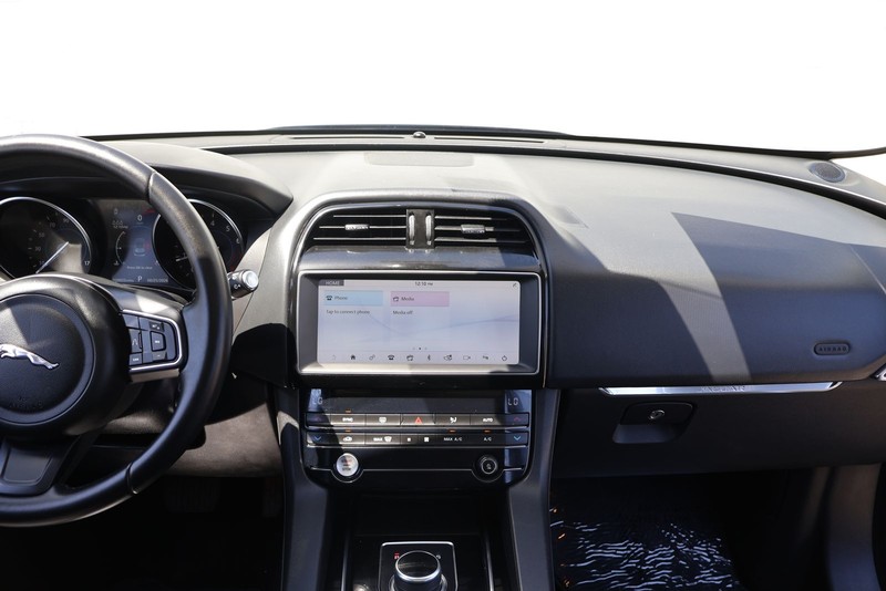 Jaguar F-PACE Vehicle Full-screen Gallery Image 27