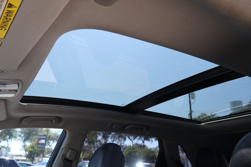 Jaguar F-PACE Vehicle Full-screen Gallery Image 30