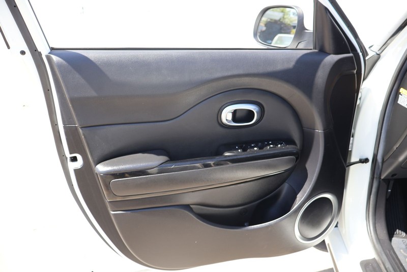 Kia Soul Vehicle Full-screen Gallery Image 14