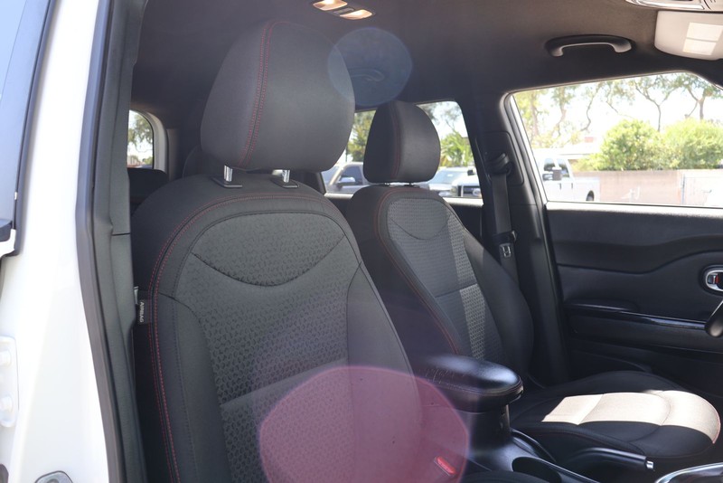 Kia Soul Vehicle Full-screen Gallery Image 19
