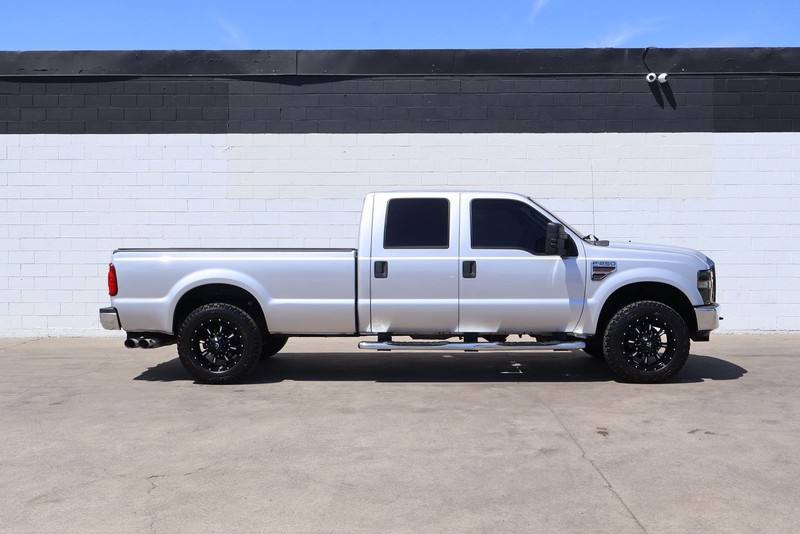Ford Super Duty F-250 SRW Vehicle Full-screen Gallery Image 01