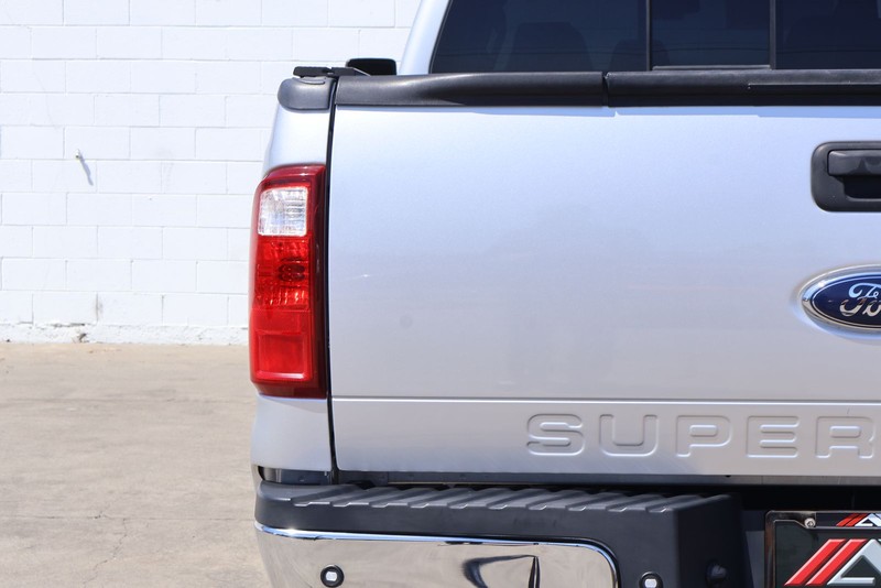 Ford Super Duty F-250 SRW Vehicle Full-screen Gallery Image 05