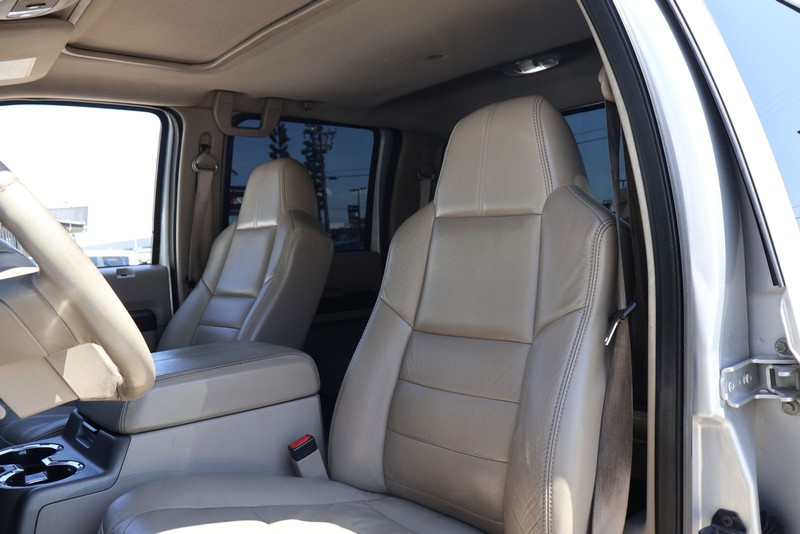 Ford Super Duty F-250 SRW Vehicle Full-screen Gallery Image 13