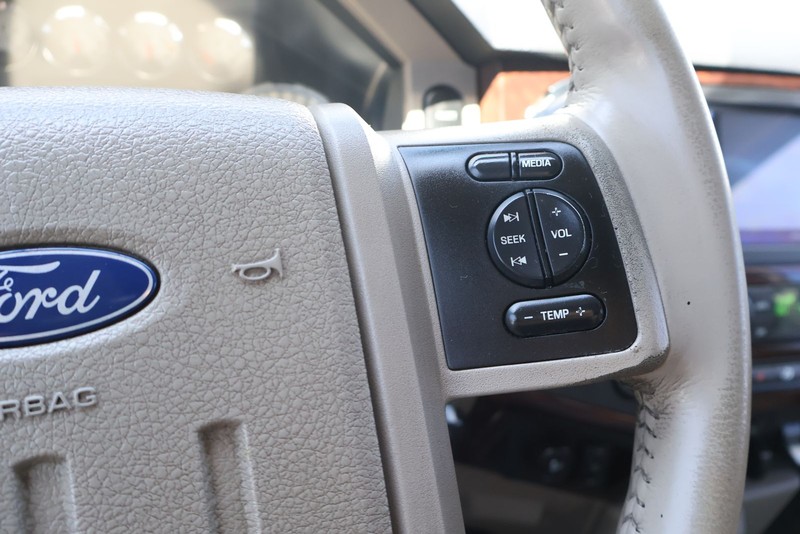 Ford Super Duty F-250 SRW Vehicle Full-screen Gallery Image 21