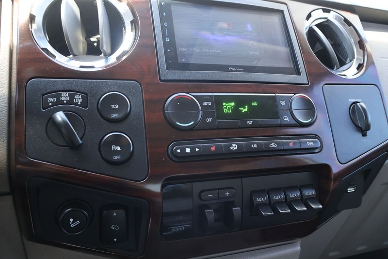 Ford Super Duty F-250 SRW Vehicle Full-screen Gallery Image 24