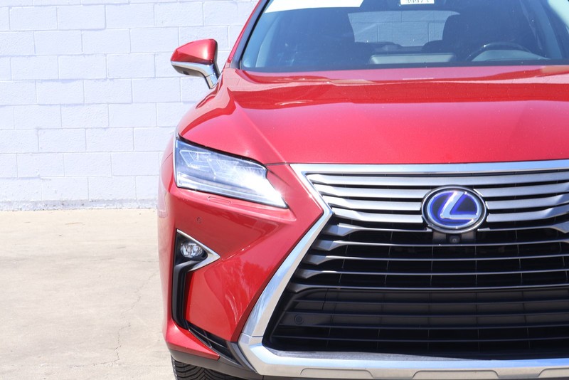 Lexus RX Vehicle Full-screen Gallery Image 03