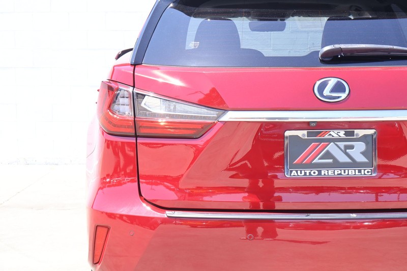 Lexus RX Vehicle Full-screen Gallery Image 07