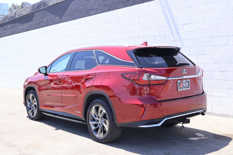 Lexus RX Vehicle Full-screen Gallery Image 10