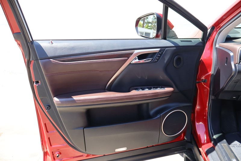 Lexus RX Vehicle Full-screen Gallery Image 15