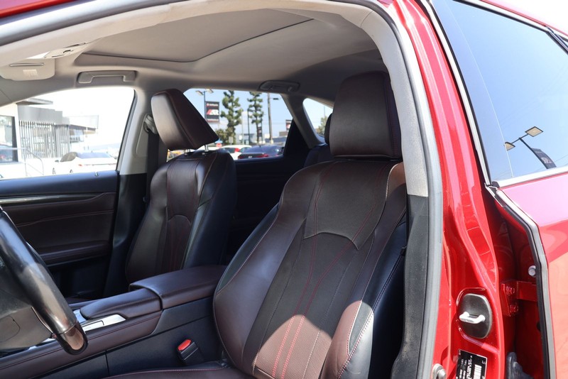 Lexus RX Vehicle Full-screen Gallery Image 17